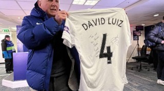 天博体育内容-大卫-路易斯送签名球衣给退休员工，后者为切尔西工作了56年