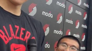 天博体育内容-开拓者惹怒中国球迷！小杨受伤坐飞机却不让上，带伤下放没法打球